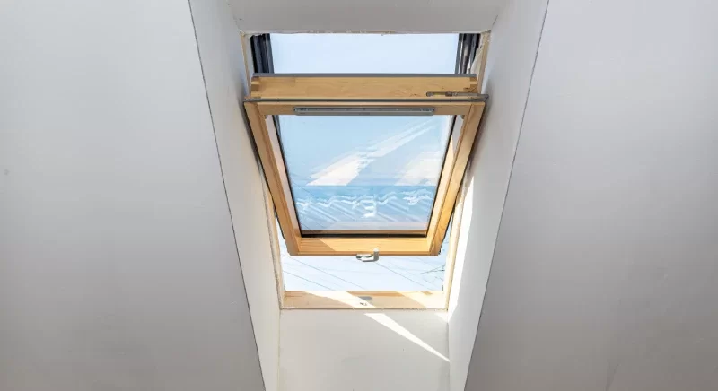 Raccord d'étanchéité de Velux sur couverture en tuiles