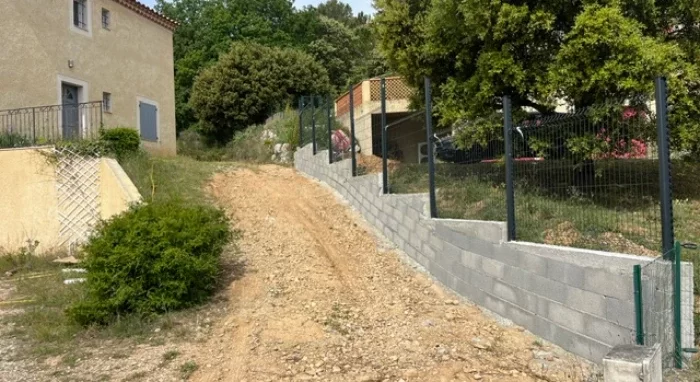 Muret de façade en pierre et enduit provençal à Manosque